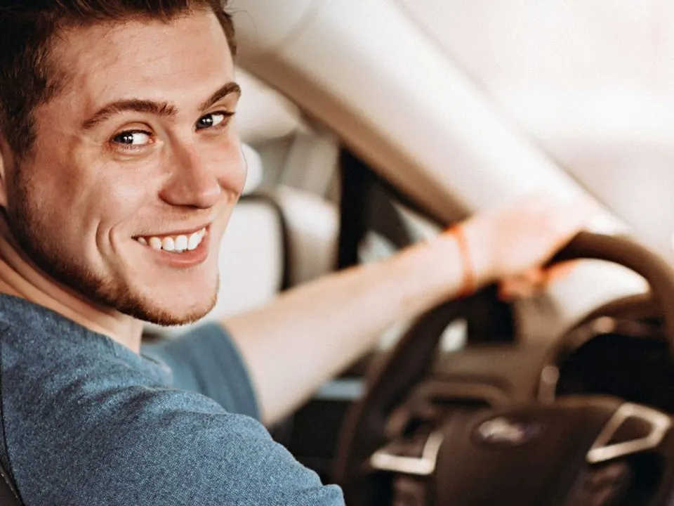 Motorista sorrindo ao volante